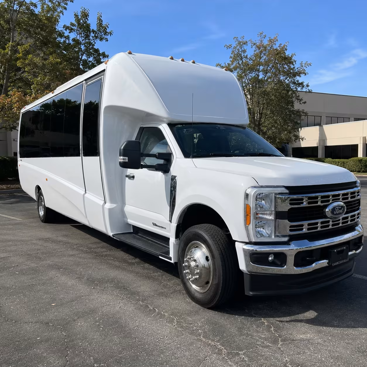 minibus rentals for cerritos aquarium and zoo field trips